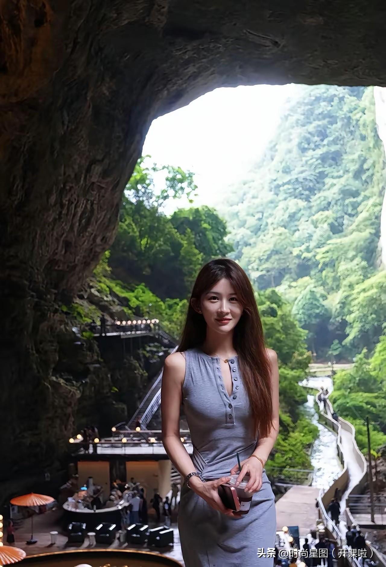 山间溶洞小众打卡地，灰色简约连衣裙清爽耐看，和绿水青山超搭，夏日避暑旅行拍照很合