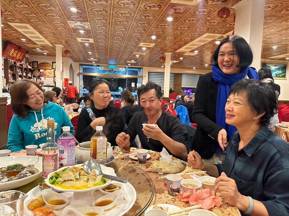 玉珍参与会议，通常离不开吃吃喝喝 ， ，