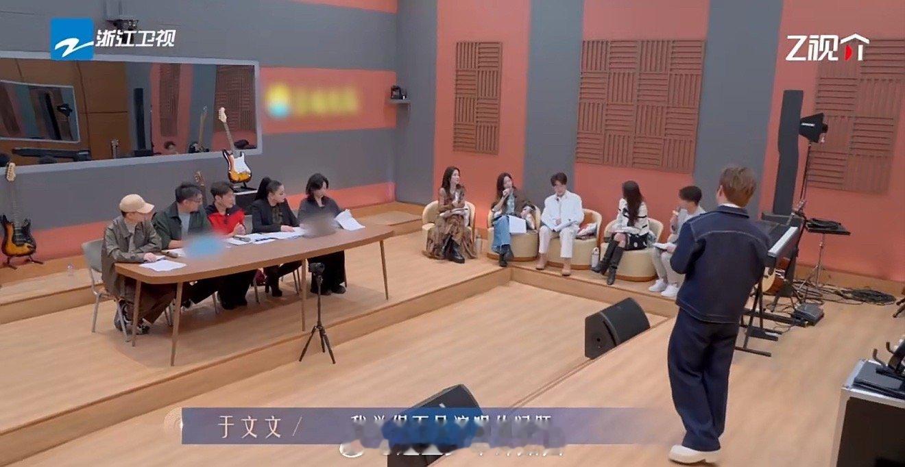 第一次音综看到对抗路歌手 看多了歌手在乐评人面前谦逊受教，白小白的“对抗路”打法