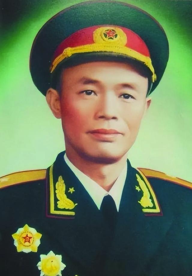 1984年，黄克诚在病房质问钟伟：“你老家没人了？” 将军钟伟说：“我儿子儿媳，