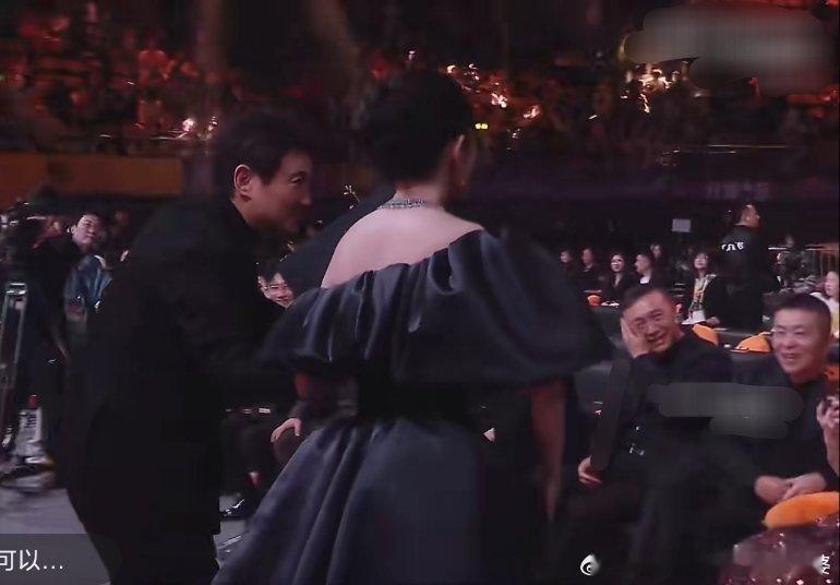 沈腾冲上去扶杨幂沈腾求生欲溢出屏幕了，自从上次从杨幂面前跑了以后…… 