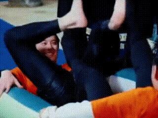 王鹤棣踢于洋裆部！
他这么敏感的一个人，为什么能做出这种事？
网友扒出王鹤棣以前