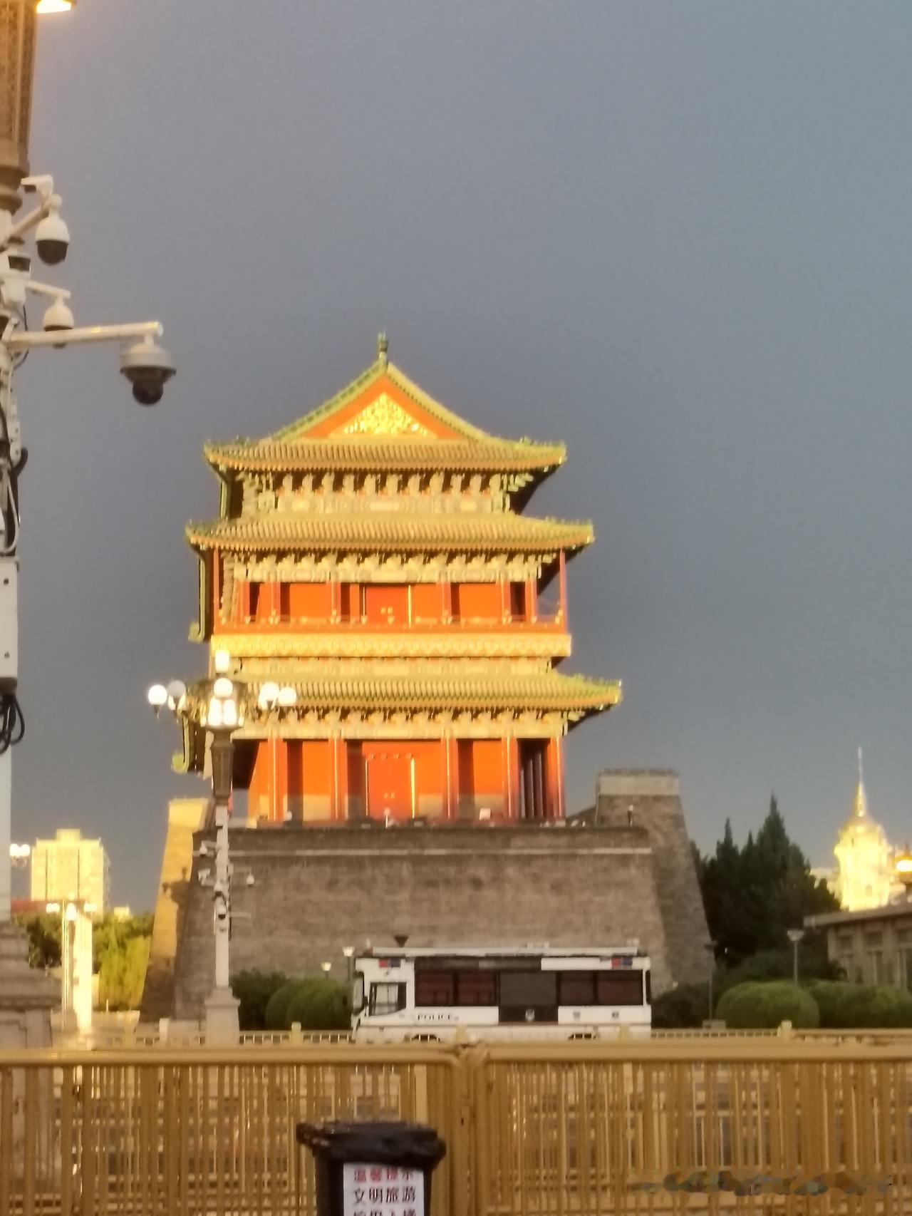 黄昏时分，天安门广场古老建筑在灯光的映衬下更显壮丽。古建筑夜间美景