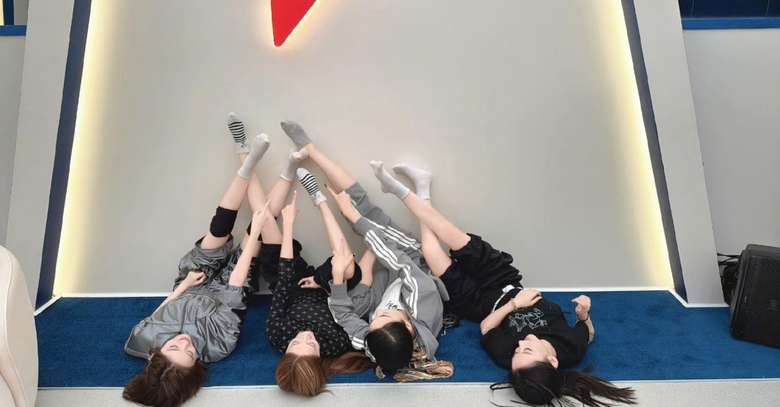 唐艺昕袜子都跳破了唐艺昕二公排练练到袜子都跳破了，发微博拉票的语气还又可爱又接地