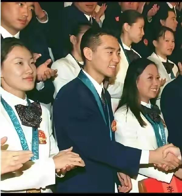 中国体育史上非常经典的瞬间：

画面中前排这三位都是当年为国争光的顶级运动员，右