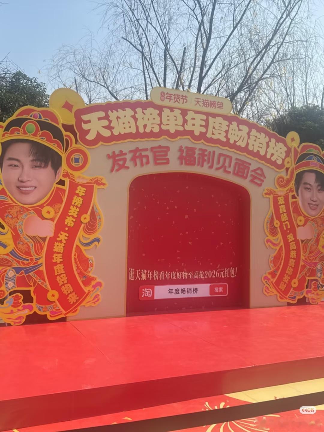 双高胎 不像p的，像真的 ，感觉他俩原本就长年画娃娃这样 