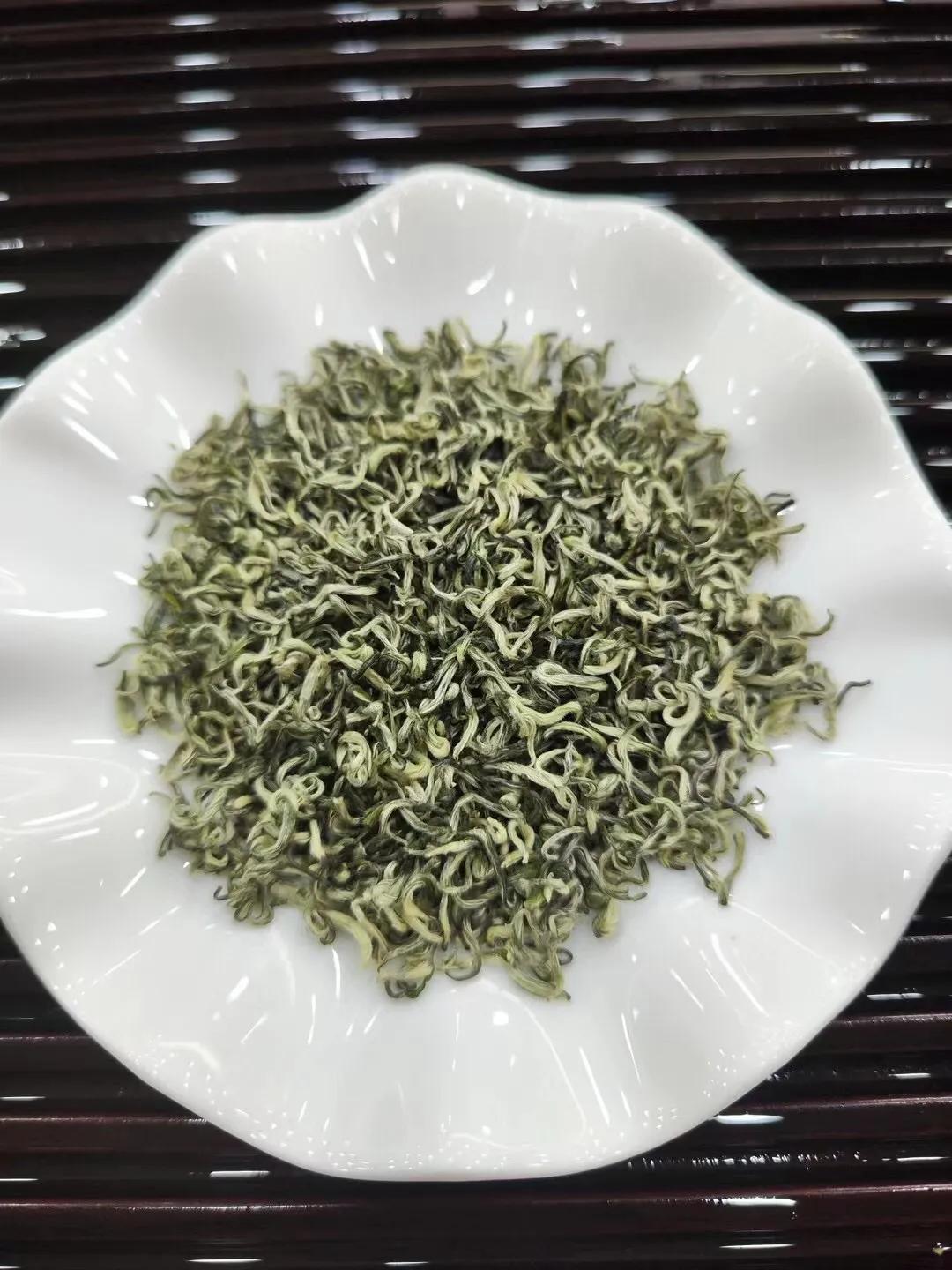 一嫩三鲜、条索紧结，卷曲如螺，白毫毕露，冲泡后茶叶徐徐舒展，茶水银澄碧绿。