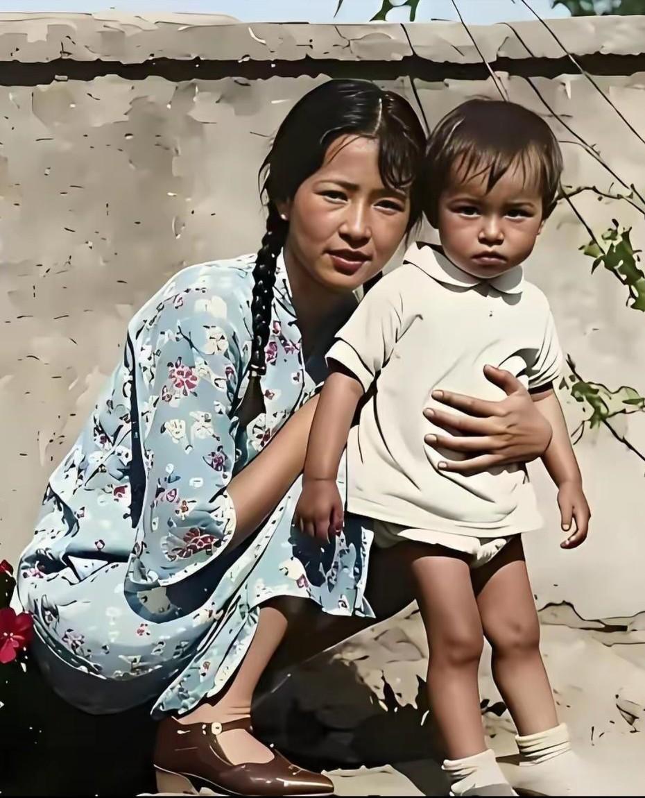 两张照片的主人公是谁？
她两条乌黑的麻花辫，穿着一件碎花的淡青色旗袍，肉色的长筒