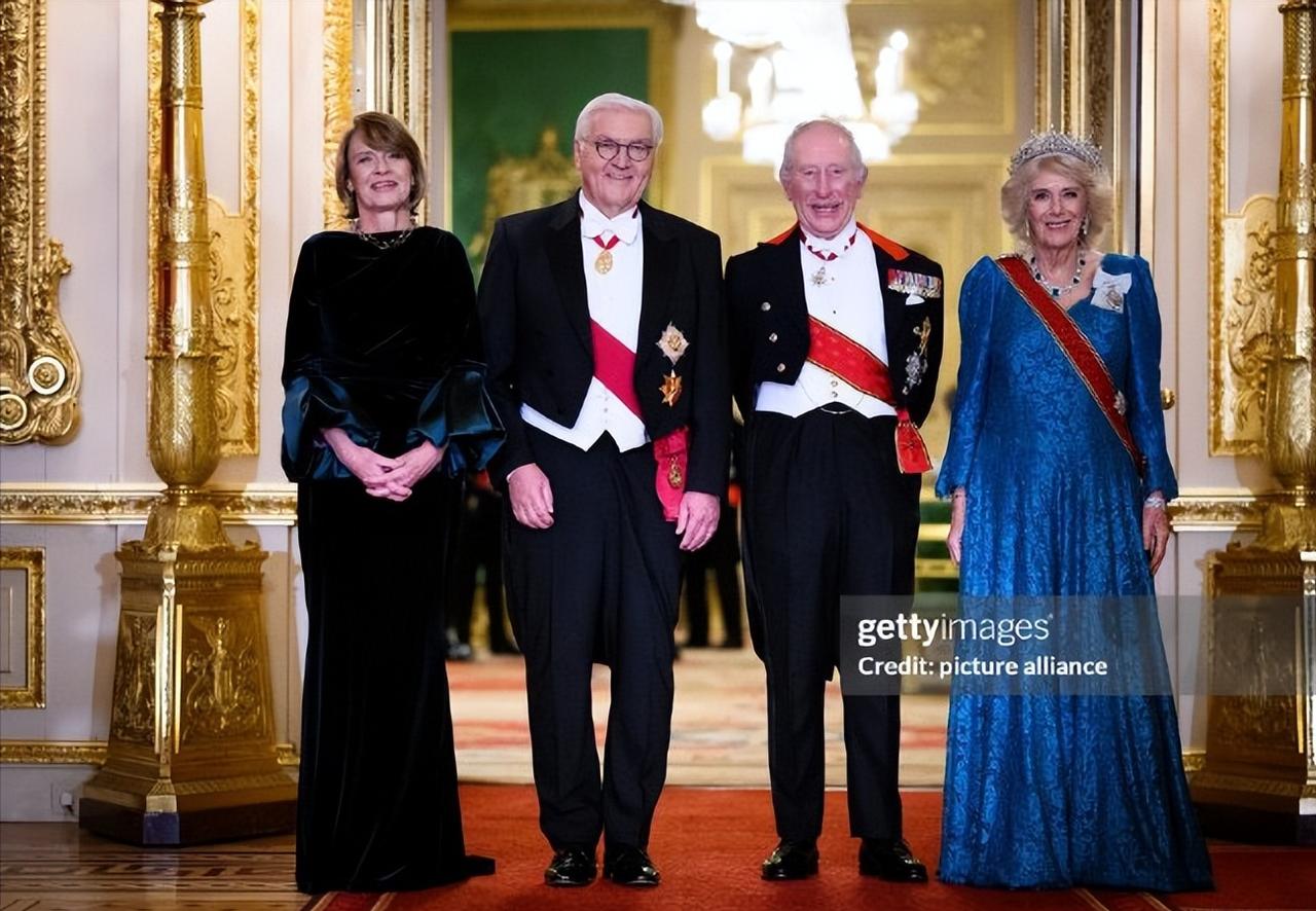 再来看看这次参与接待的其他女眷[撒花]
老卡、安妮也是精心准备，佩戴世代宝冠出席