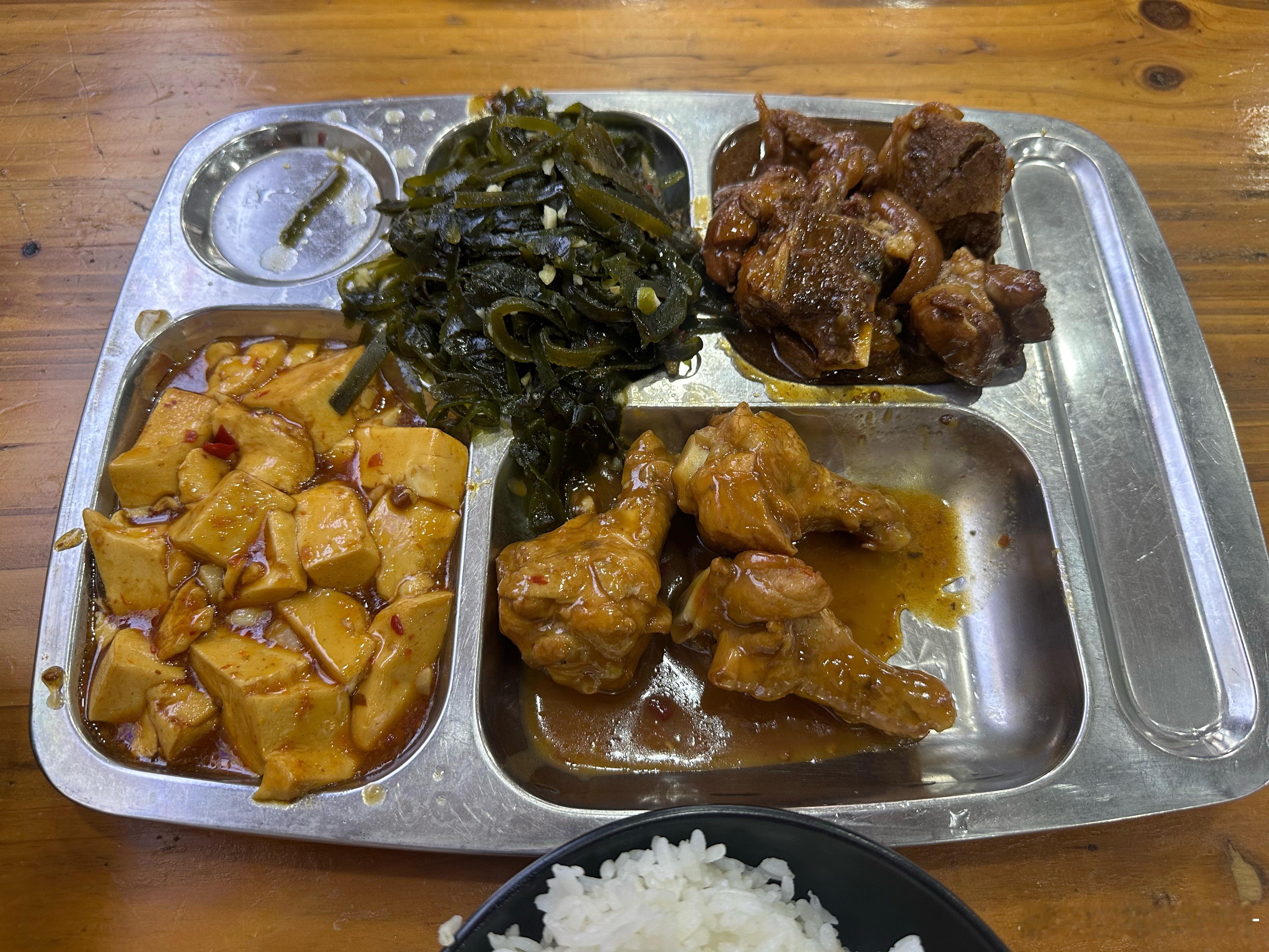 在食堂吃份盒饭，饿的不行了生活手记