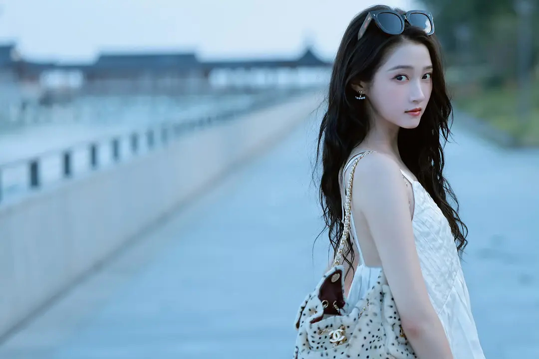 关晓彤最近怎么穿上香奈儿了？私服也有好多，是不是好事将近，要有奢了 