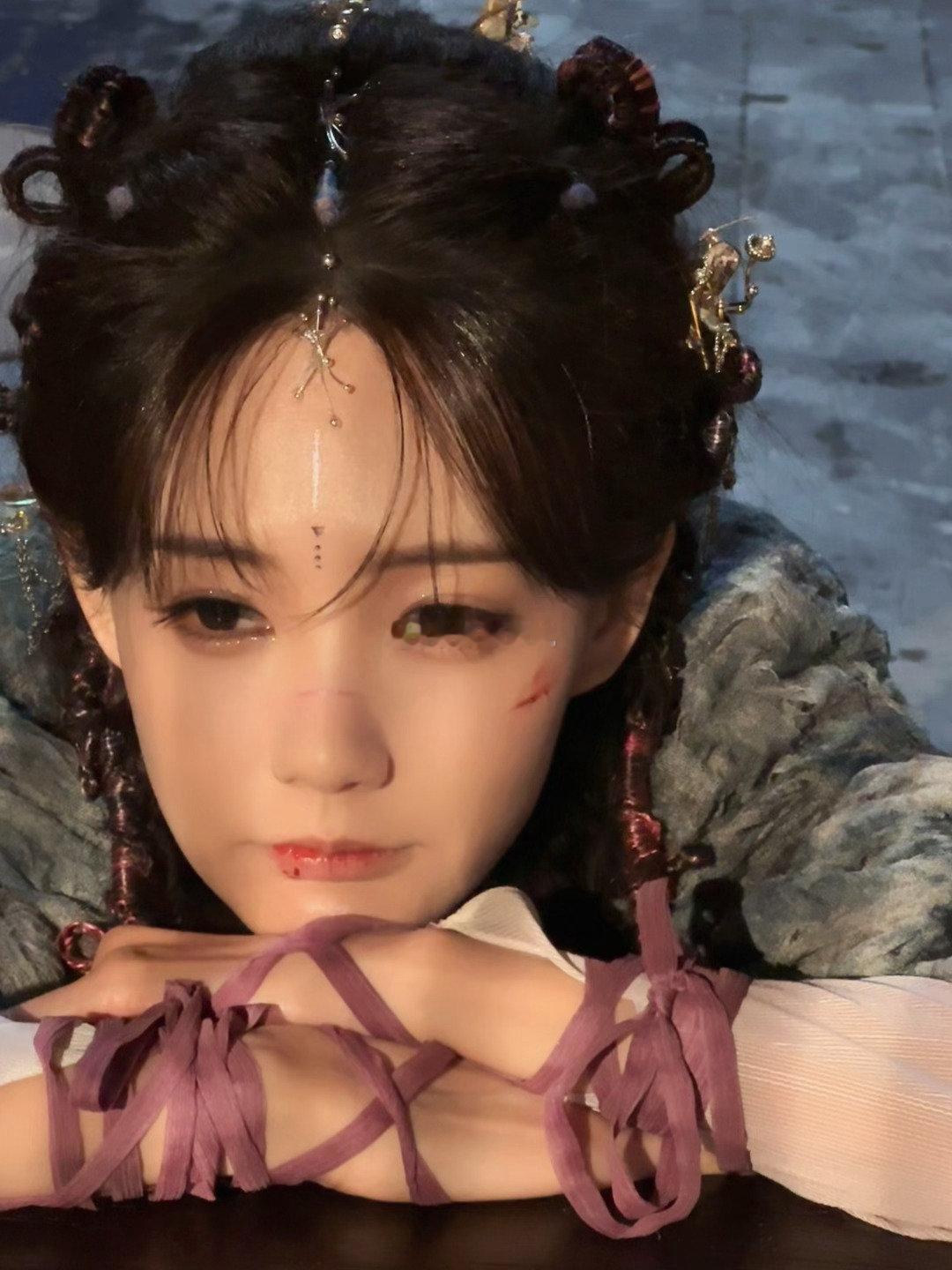 李一桐出蜘蛛侠联系方式郭俊辰秒拍下 哈哈，李一桐调皮晒“蛛”号，郭俊辰秒拍追星心