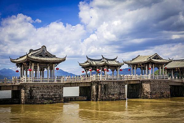 广济桥横卧韩江，一如古旧琴弦。十八梭船随水势轻挪，晨雾起时，梁舟交错成一段浮动的