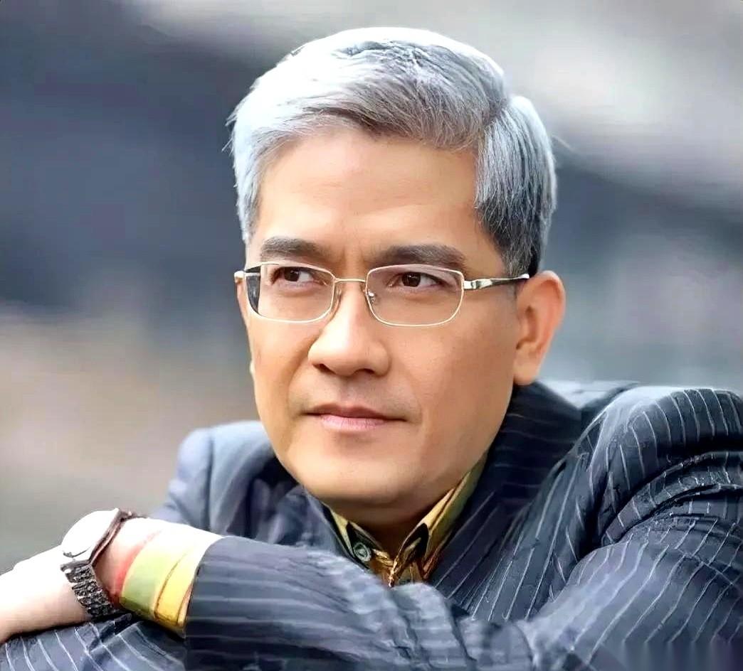 郎咸平说：“没子女，你就是社会最底层。”
这话一出，很多人心里咯噔一下，觉得太难