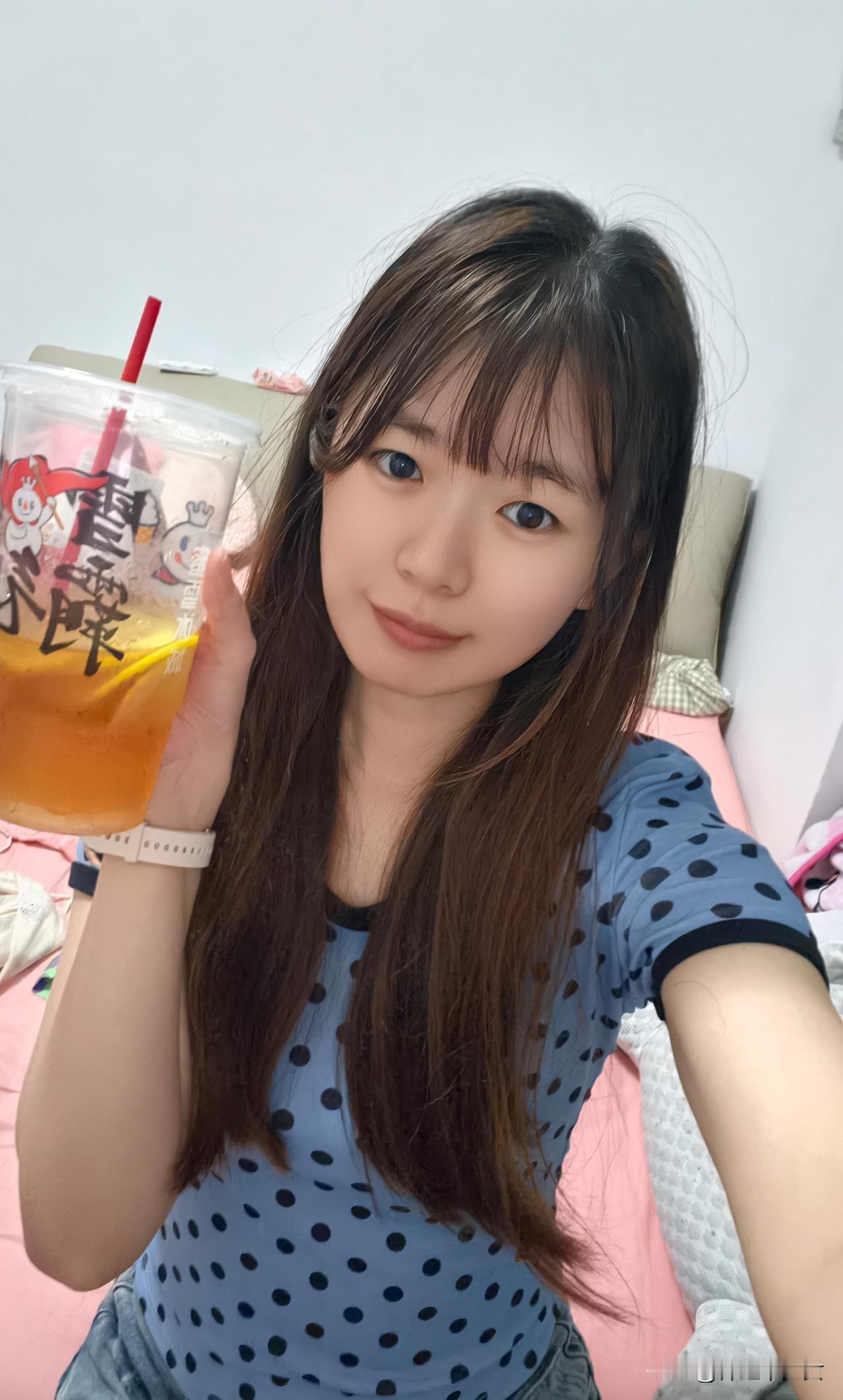 我觉得vivo还是很懂女生的，素颜用vivo X300 Pro前置自拍，美颜的很