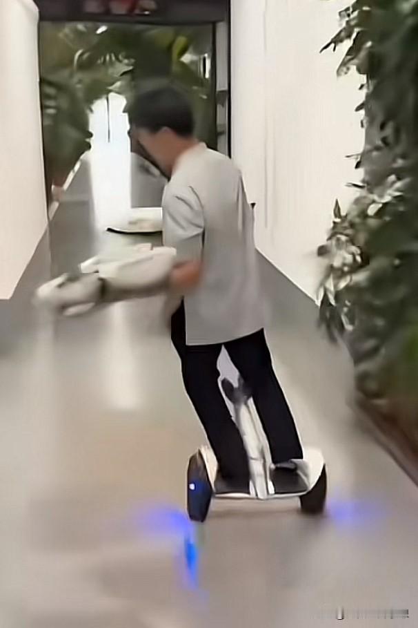 这年头端盘子没有点技能都不行啊！

现在工作不好找，端盘子都要点技能，不然这活真
