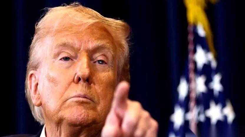 全世界的镜头，都死死对准一个叫哈尔克的小岛。
消息满天飞，说美军集结近五万重兵，