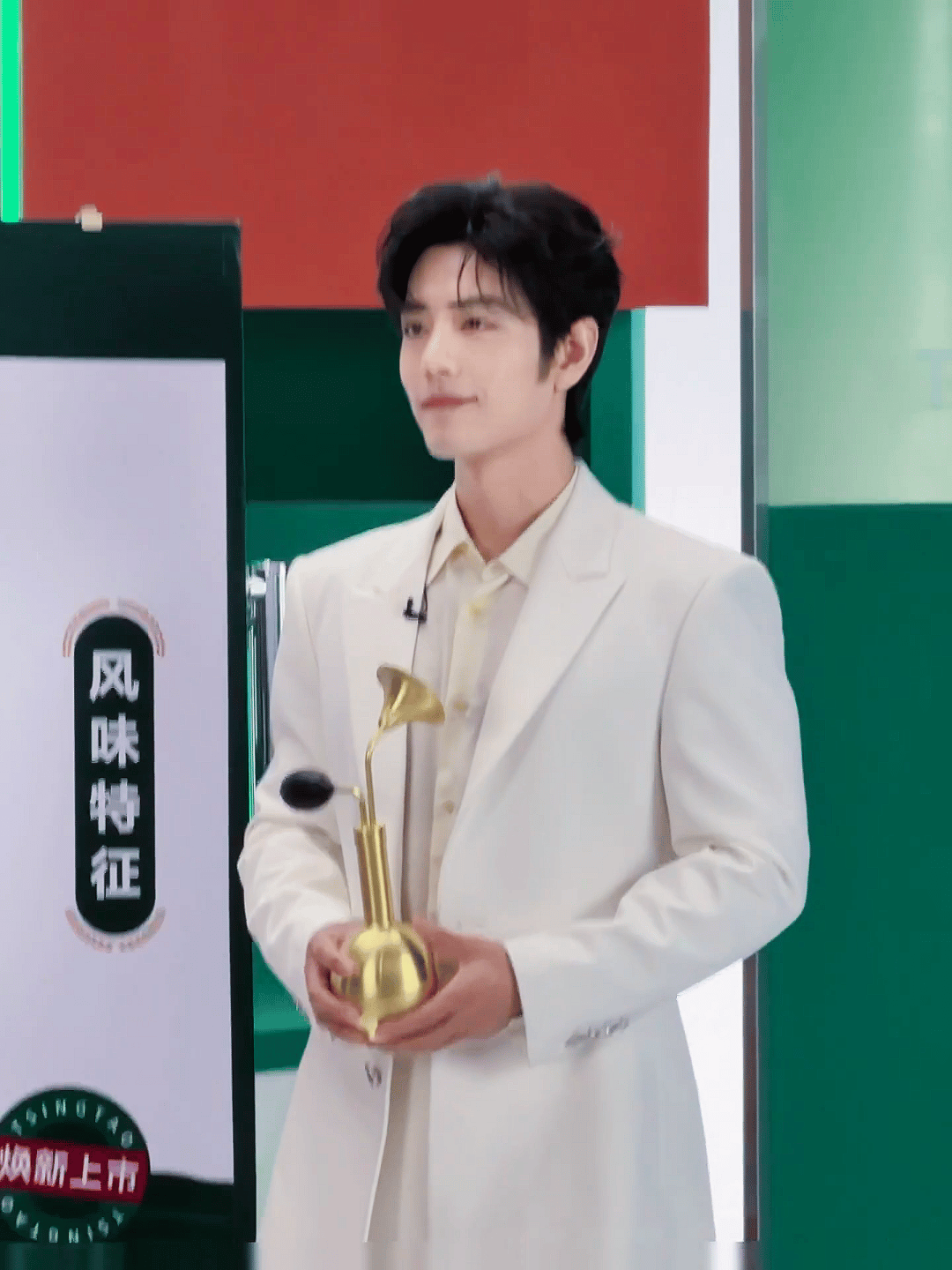 肖战岁月就是格外的偏爱帅哥肖战天生美貌和极度自律真羡慕肖战，天生颜值天花板还从不
