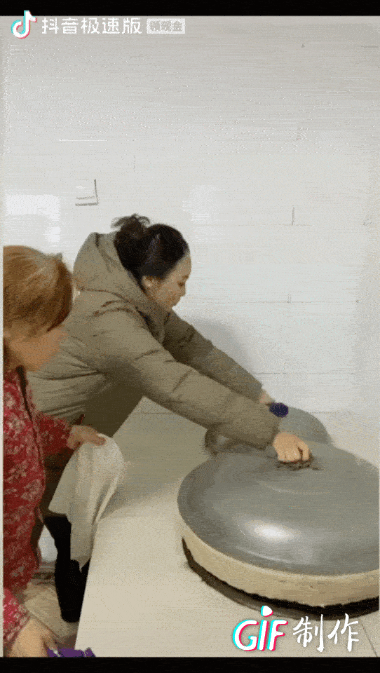 不懂就问，开锅为什么要打馒头[笑哭]？（来源：抖音）

刚刷到的视频，我一个北方