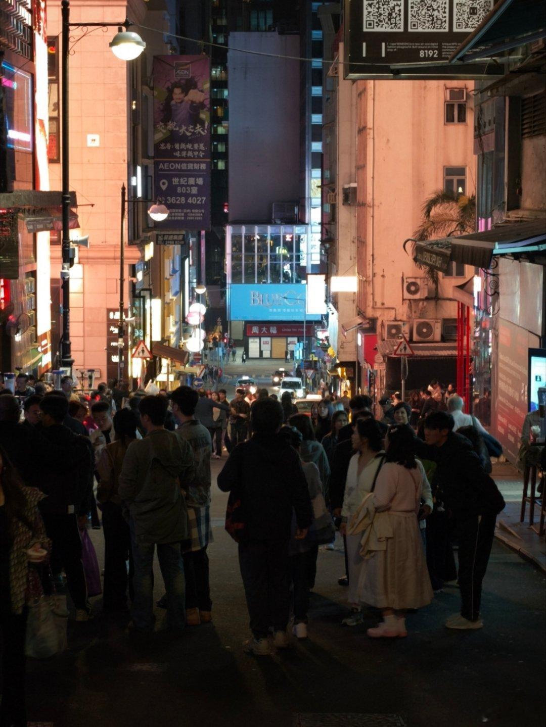 感受香港的夜生活[跪了]这洋老登好可怕，直接拽着小林就往里拉... 
