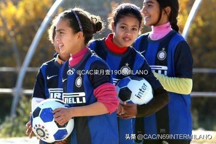 始于1908，
一群穿着蓝黑球衣，
在地球另一端尘土飞扬的小路上踢球的孩子，
并