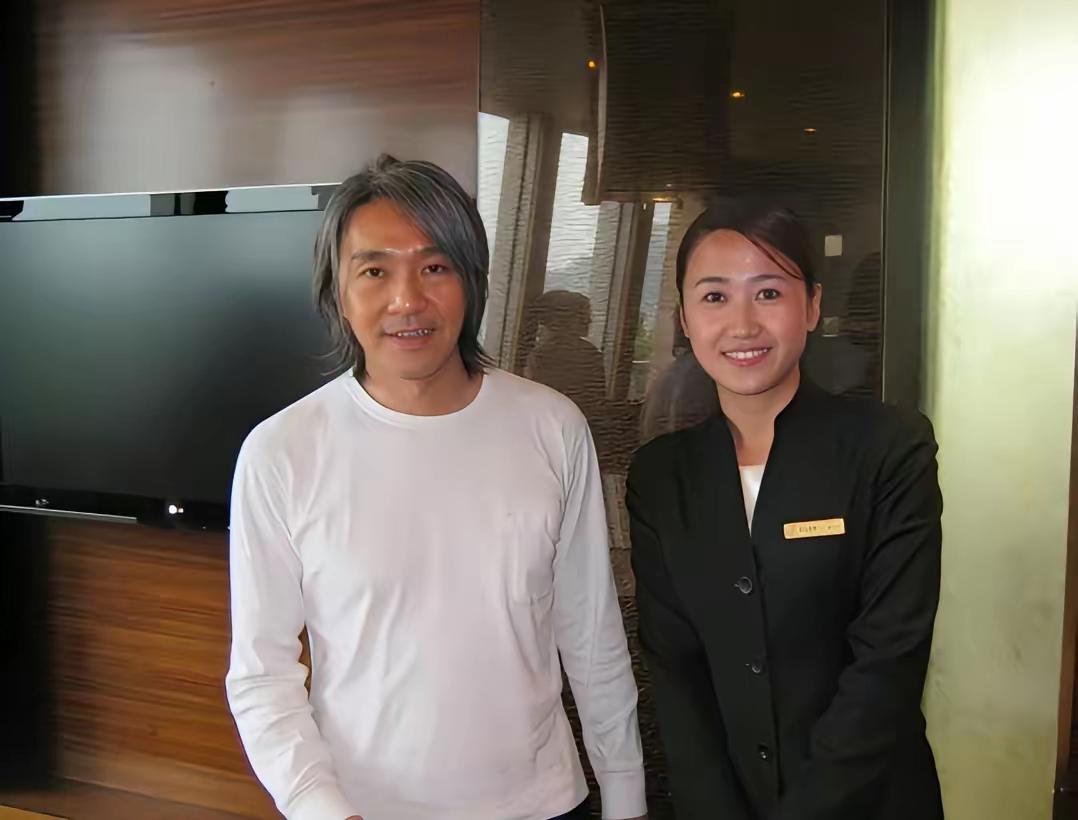 近日，64岁的周星驰与好友王石一同现身酒店用餐。镜头下的他，两鬓斑白，发间银丝缕