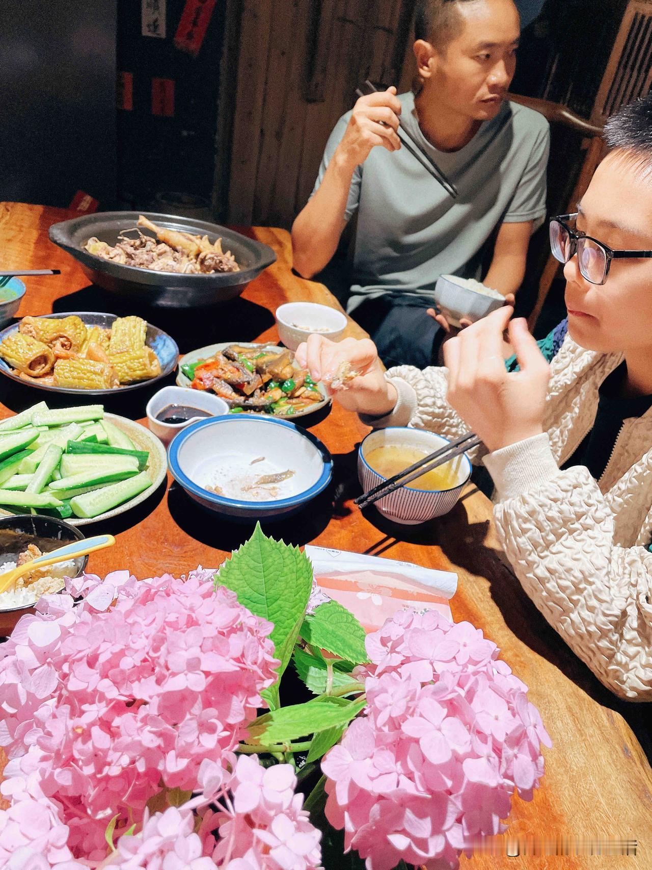 我家的土鸡都是一年以上才食用，花前酒满，人间至乐。夏日啤酒配美食，生活美滋滋！?