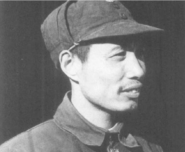 1981年，一位解放军副总参谋长风尘仆仆赶到安徽宿县，握着一位普通农妇的手，揭开