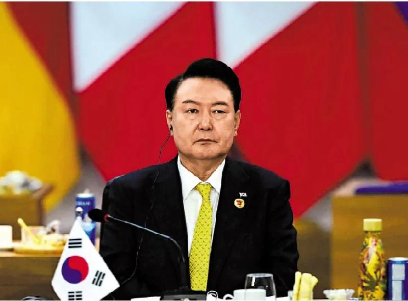 尹锡悦丑闻缠身，支持率持续低迷。为摆脱冏境，两口子换了手机号！

尹锡悦夫妇近期