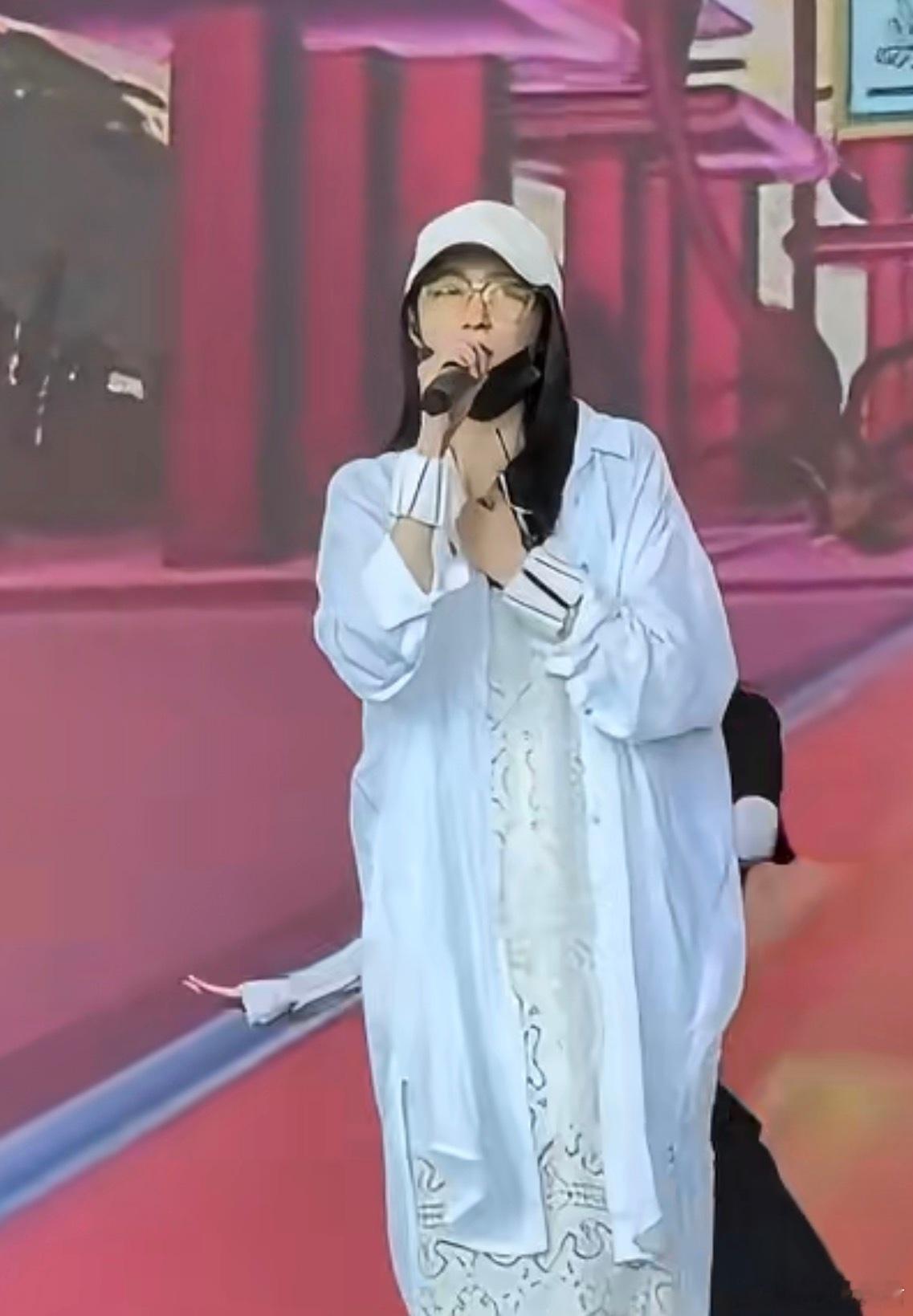 关晓彤彩排也戴着负重手环感觉这就是智商税，她都这么瘦了，是因为当明星才要保持体重