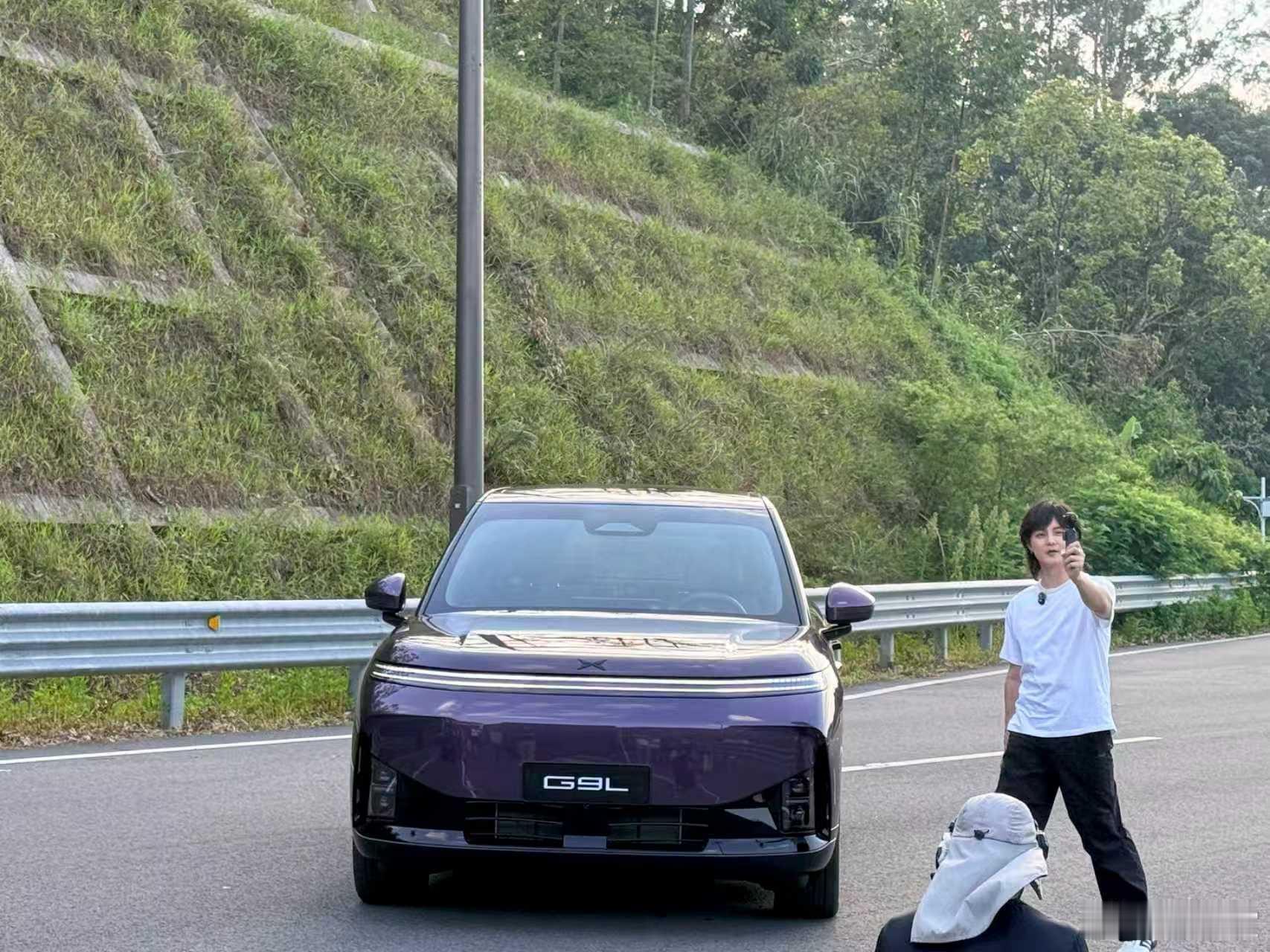 此时一剪梅的BGM应该响起来尹正动态试驾小鹏G9L