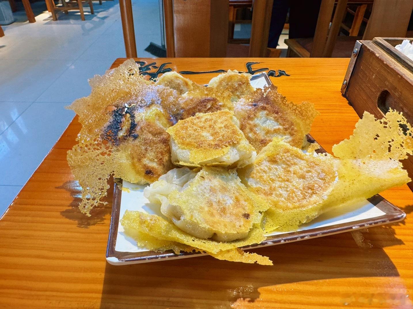 二两烧麦一煎一蒸等烧麦的功夫隔壁桌大哥干了三杯这一瓶白酒马上见底了现在是上午10