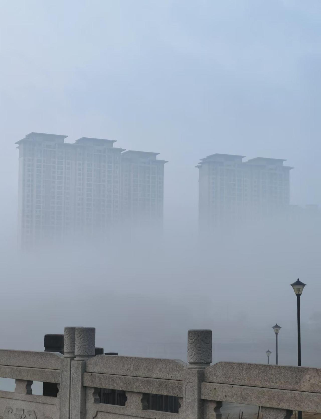 惊!柳州出现空中楼阁（寂静岭版）
柳州实时天气柳州 柳州大雾 柳州雾天 柳州今天