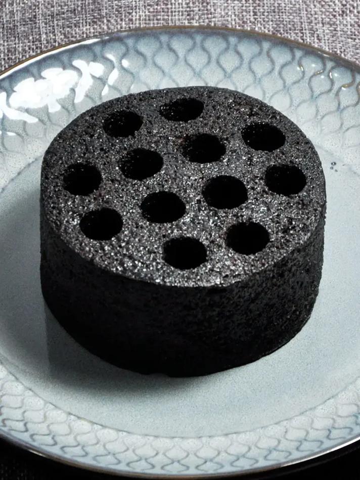 为什么刚挖出来的煤，要倒进水里清洗一遍？
 
刚从矿井深处运上来的原煤，远看乌黑