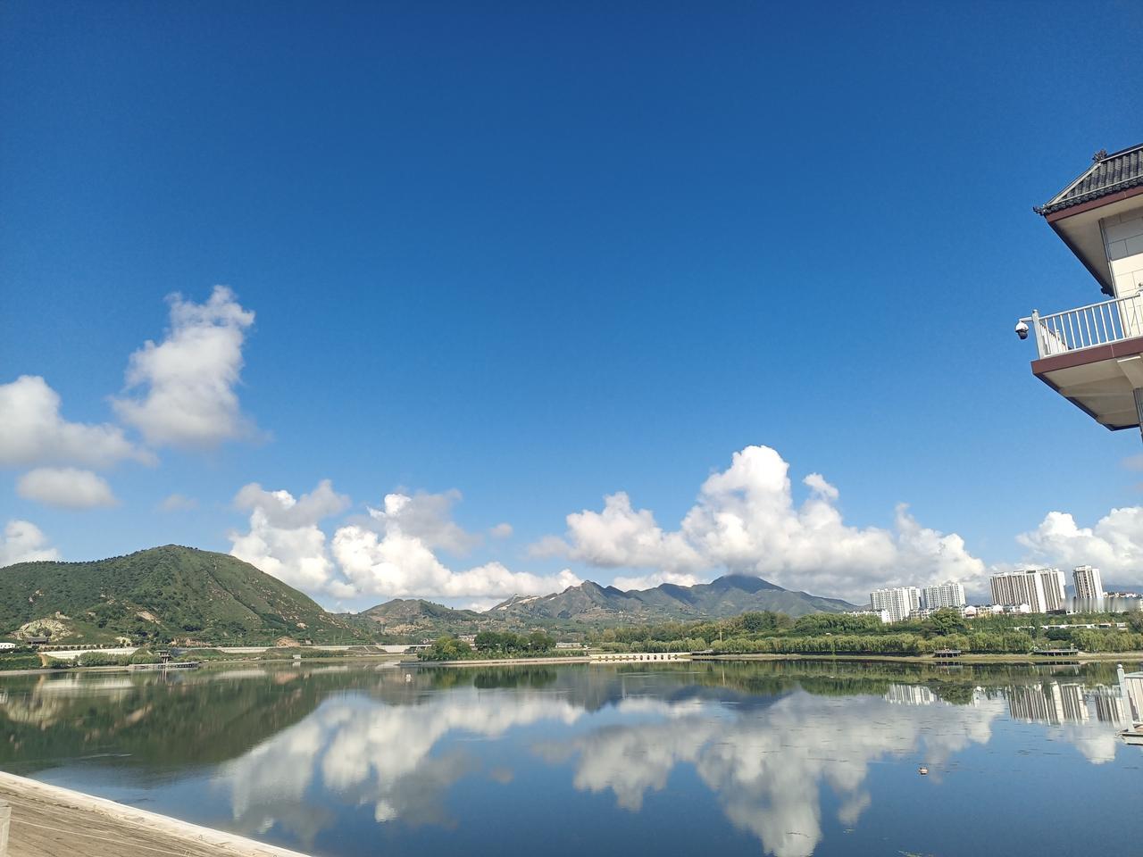 车友两个月跑了八个省。
    在停车场碰到一个贵州车友。年龄六十左右，开着一个