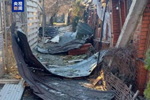 乌军突然对平民开火了！1月1日，乌军对“俄控区”发动大规模袭击，而当地百姓百姓正