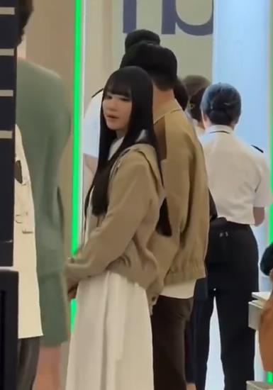 林俊杰七七穿情侣装 网友拍到45岁林俊杰和24岁小女友七七穿情侣装出现。这是继纽