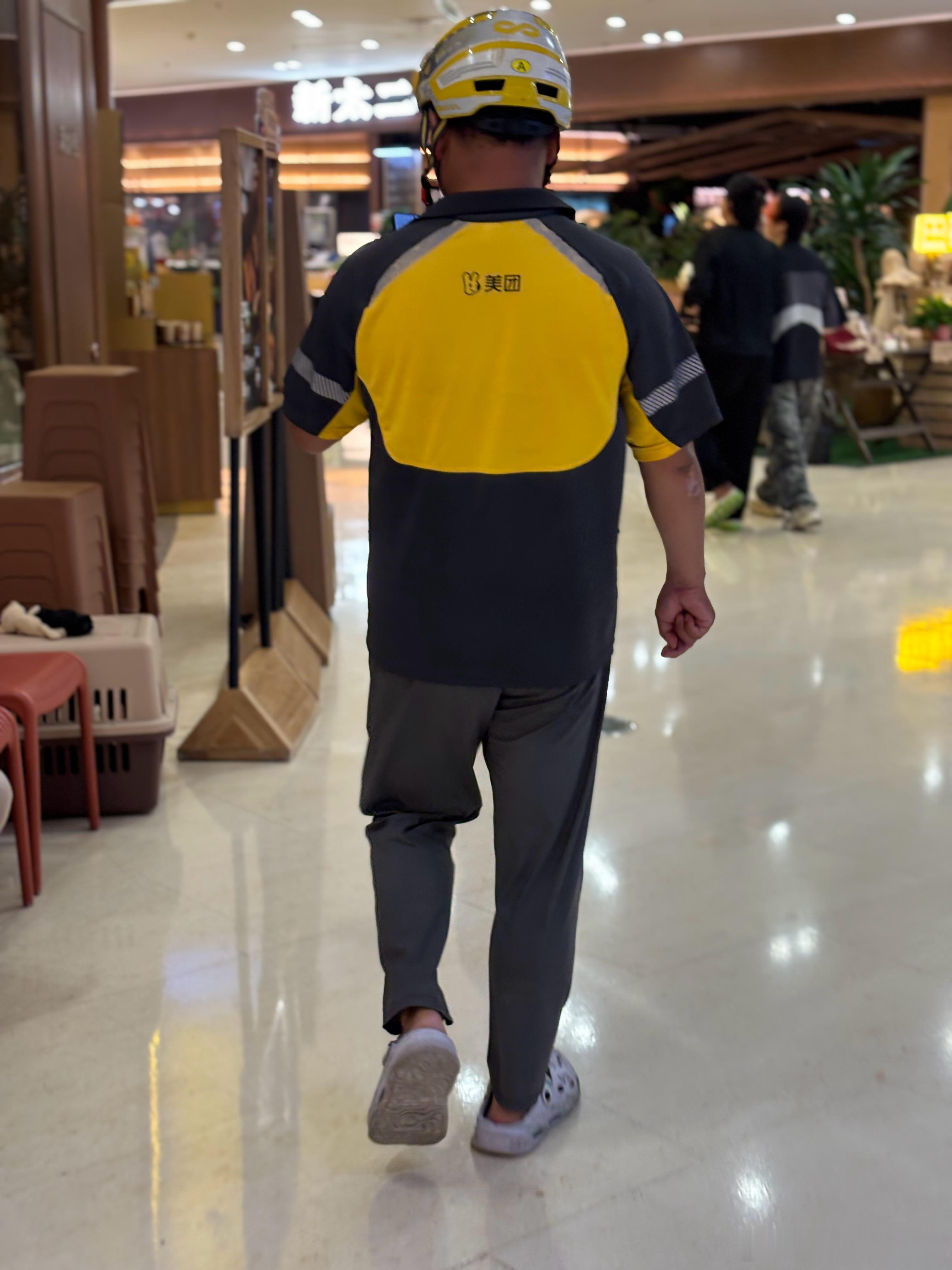 用餐高峰期的商场，小哥行色匆匆 