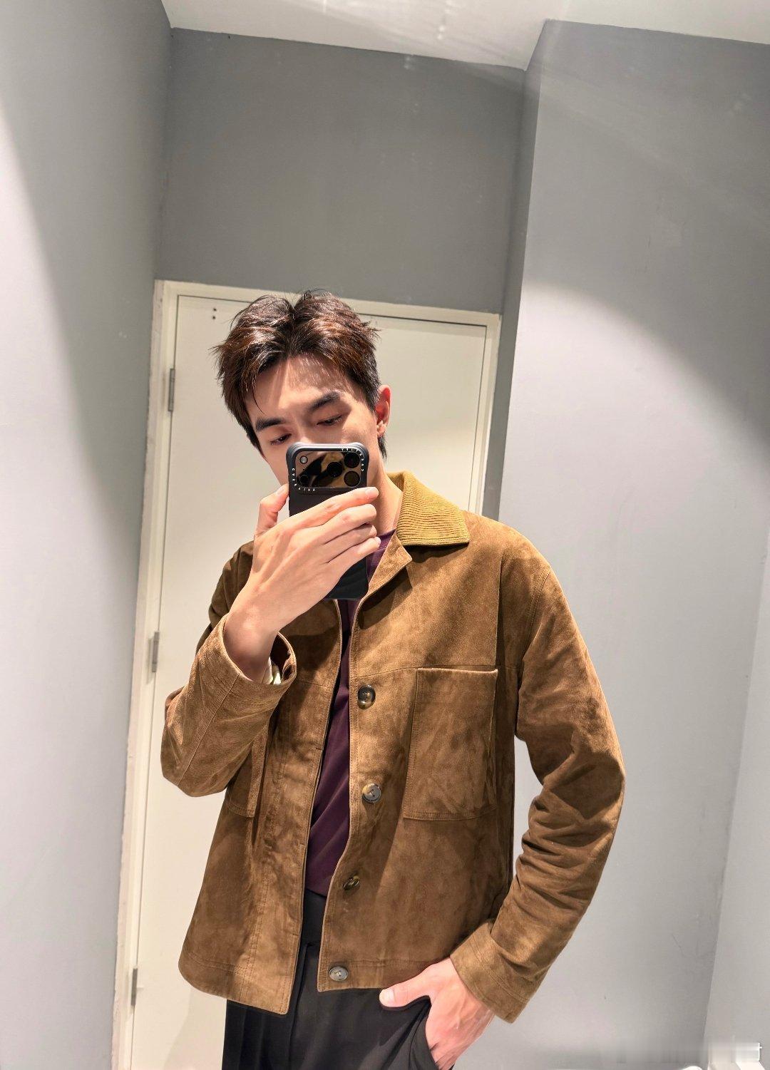 林更新分享了一组日常图片～“我在横店没空想你今天看了眼通告，已拍摄 82 天了。