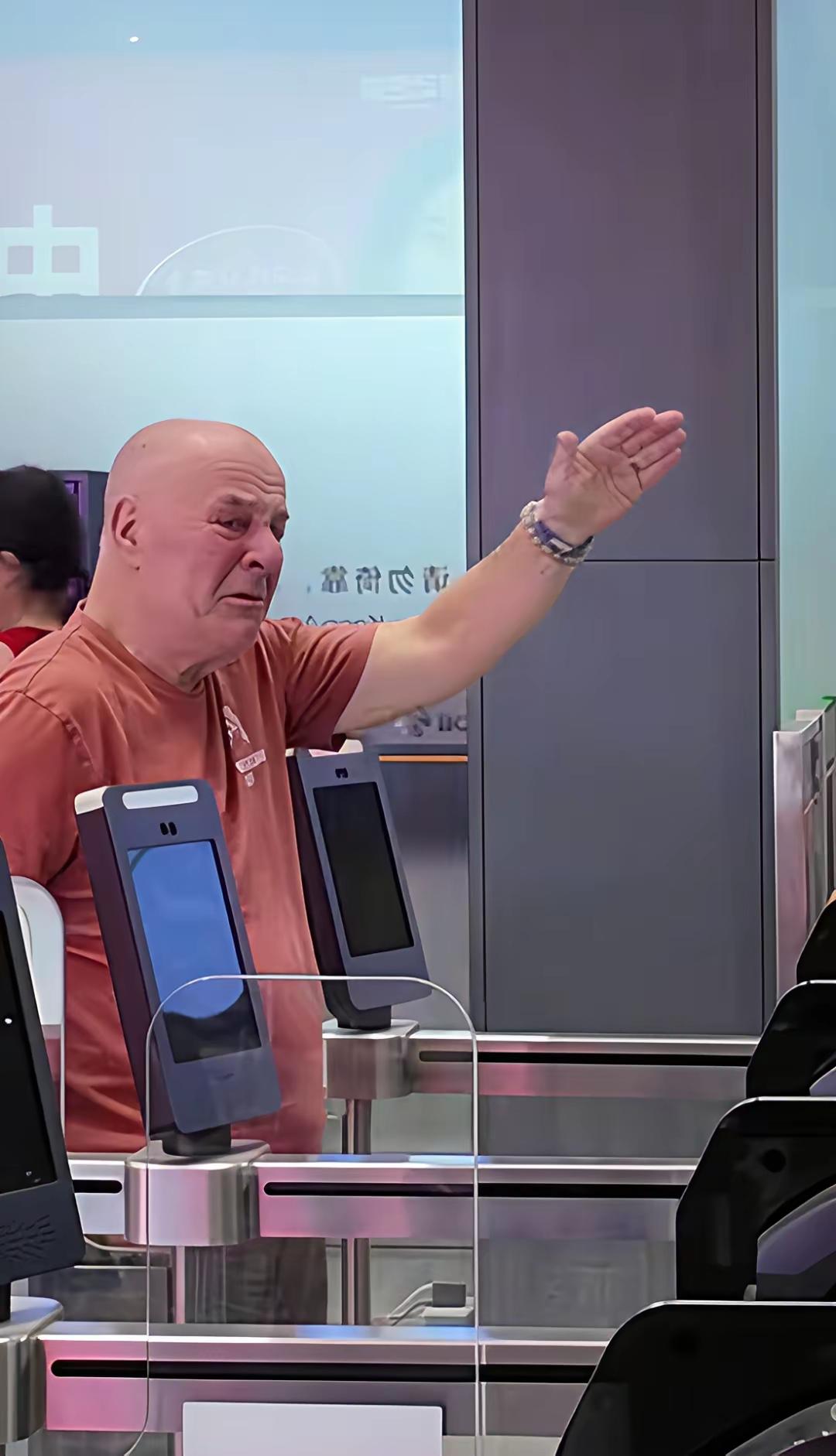 赛考斯与殷玉珍机场相拥而泣，挥泪告别，这一幕看哭了
赛考斯中国之行，一共九天。殷