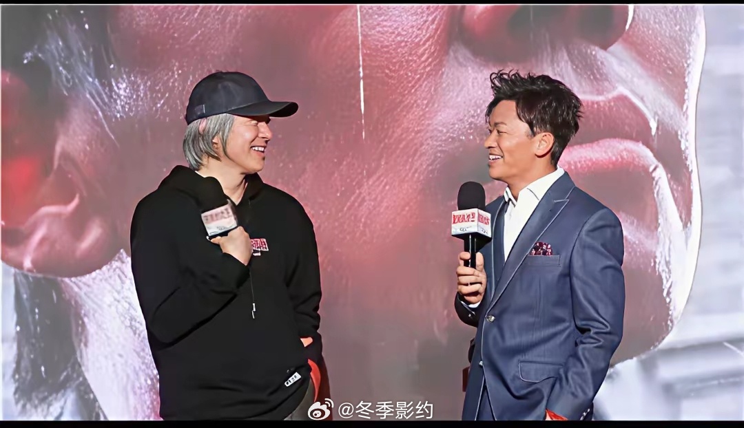 周星驰问王宝强:你说，我爱你和我养你有啥区别？王宝强:我养你就是给你饭吃。然后挠