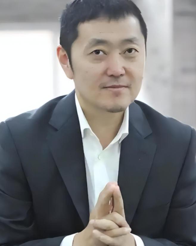 2021年，中国千亿富豪左晖因肺癌去世后，留下了1038亿身家，可谓是生不带来死