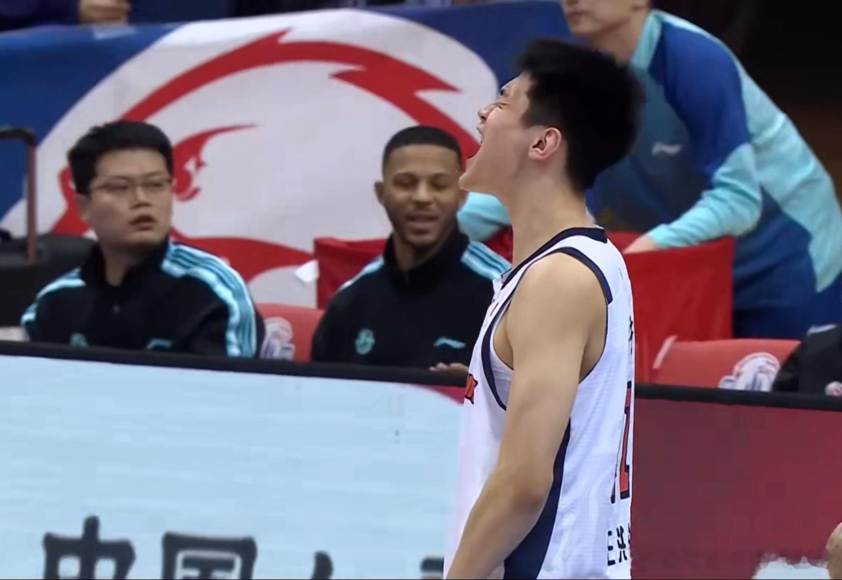 王洪泽今晚真的燃到极致、硬到发光！30分钟拼到力竭，8投7中超高效率，狂砍22分