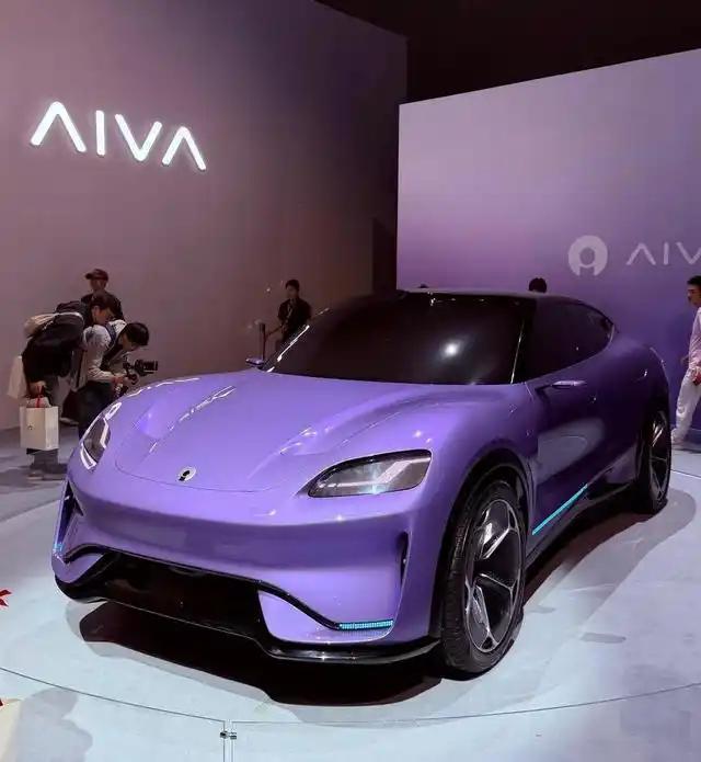 但赛豆的品牌标识“AIVA”一经发布就引发了热议。无论是字母的无衬线圆润设计风格