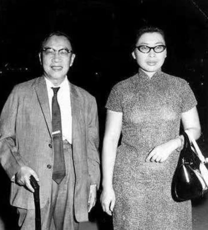 1956年，国学大师钱穆，61岁时三婚迎娶胡美琦。他盯着如花似玉的娇妻，突然间想