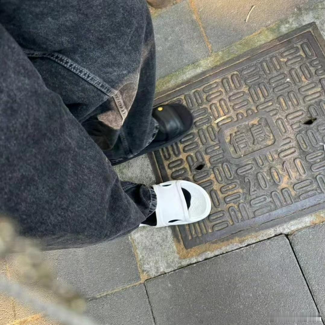 #邓超超绝松弛感##邓超穿错鞋丢脸的是孙俪#邓超穿错鞋丢脸的是孙俪，乐的 ​​​