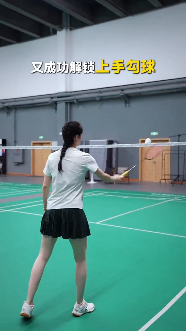 正手技术速成。
这是手腕在动，这是小臂在转，组合起来就是后场高远球，后场杀球。