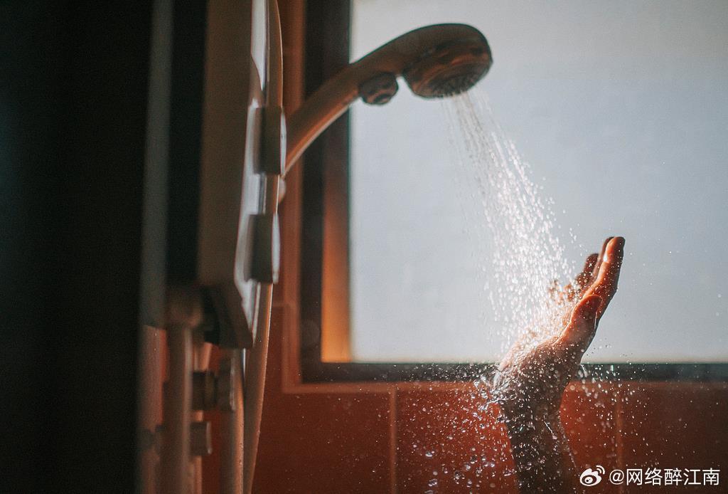 【夏日洗澡别图一时凉快，这些误区伤身又危险】健康科普酷暑出汗后冲冷水澡是很多人的