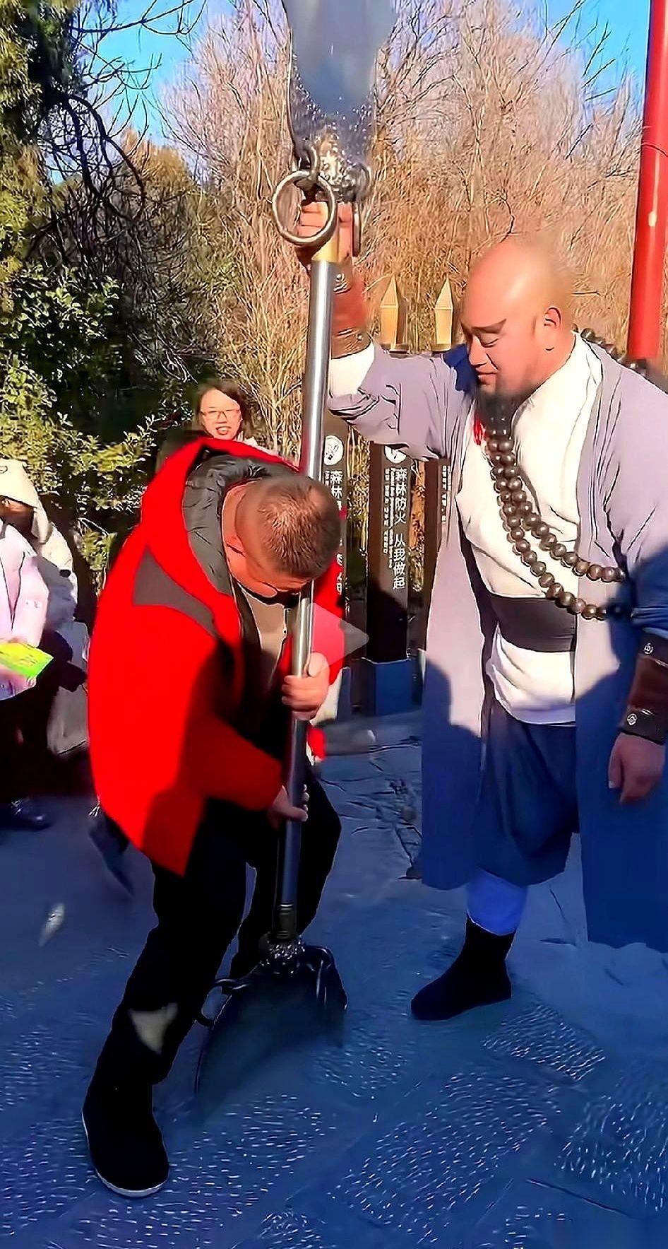 哥们儿在底下脸都憋紫了，使出了喝奶的劲儿。
上头那位“鲁智深”，嘴角一撇，手上却