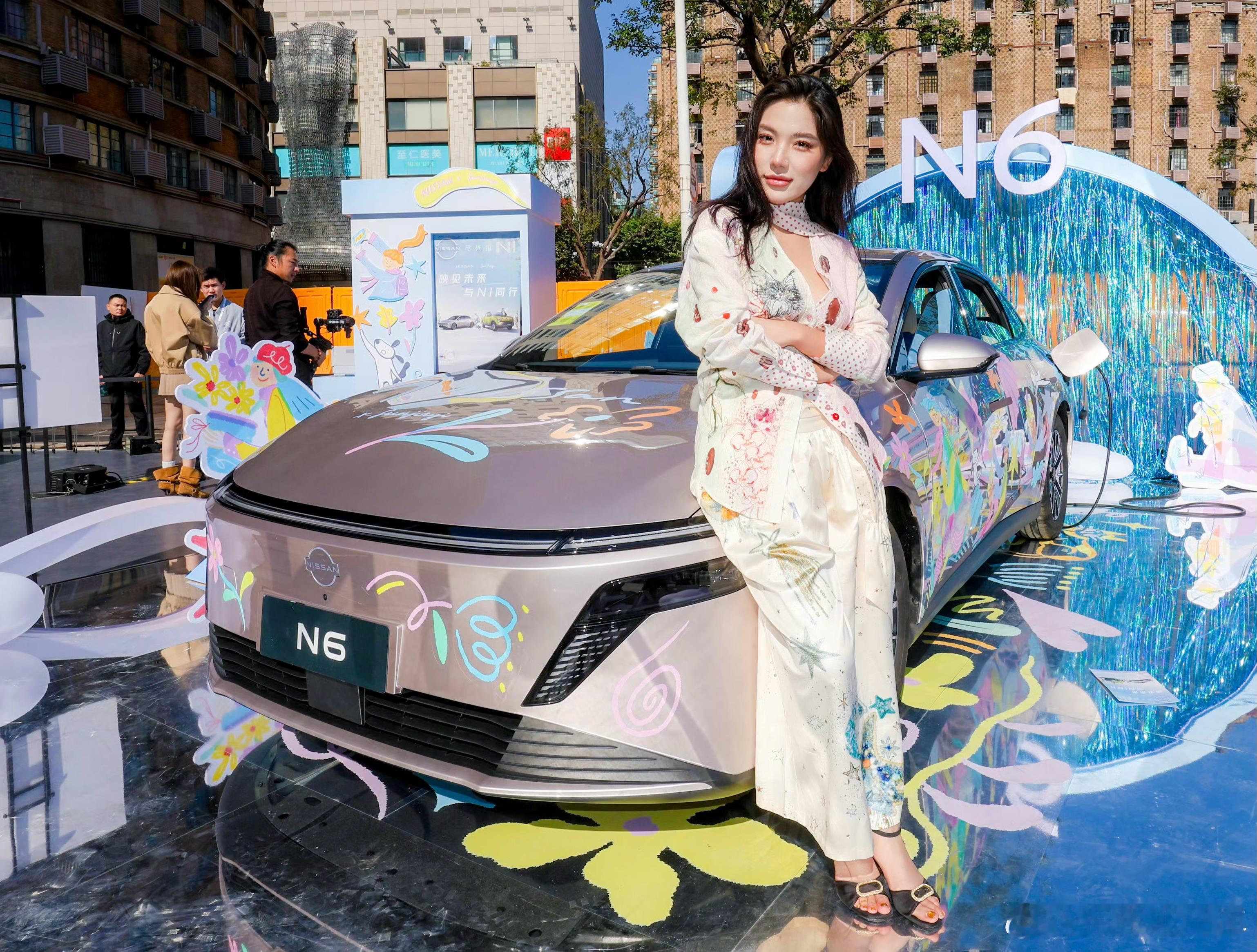 开箱百万级后排大沙发大v聊车新能源汽车 东风日产这个整活王，上次N6上市发布会结